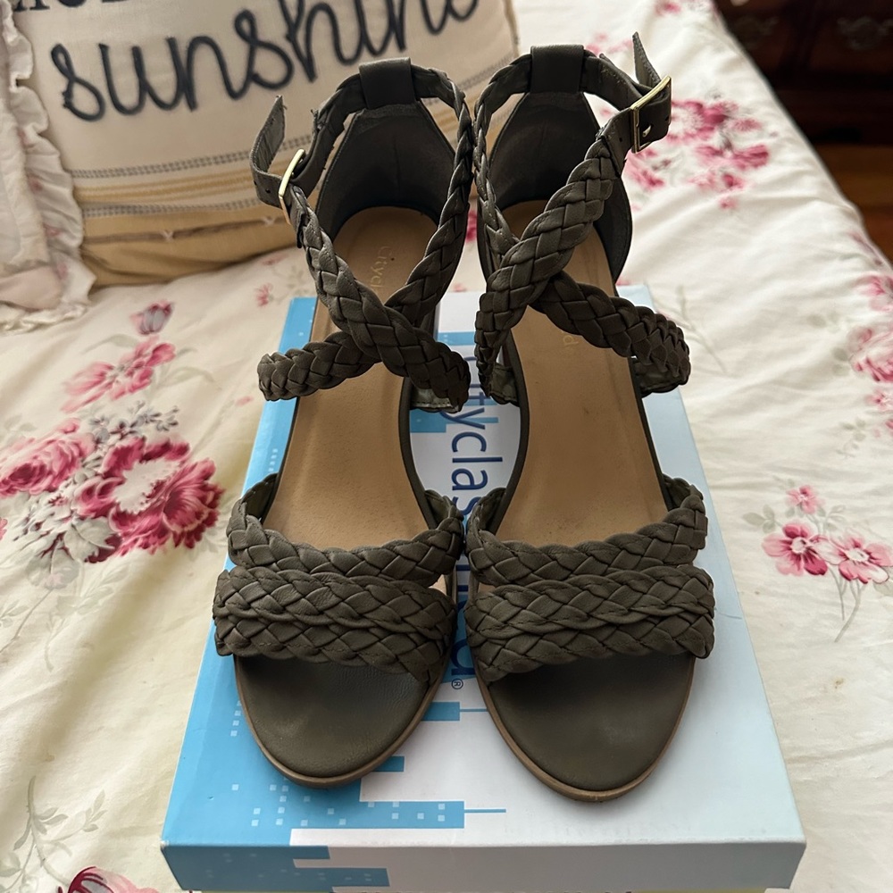 High heel sandals size 10